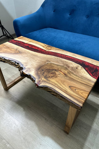 Couchtisch aus rotem Epoxid-Flusswalnussholz
