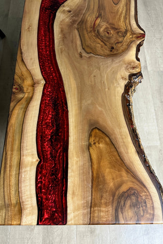 Couchtisch aus rotem Epoxid-Flusswalnussholz