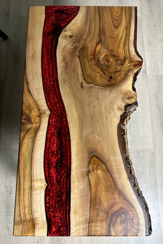 Couchtisch aus rotem Epoxid-Flusswalnussholz