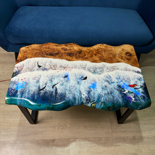Couchtisch aus Epoxidharz mit leuchtendem Fisch