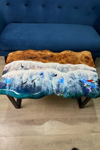 Couchtisch aus Epoxidharz mit leuchtendem Fisch