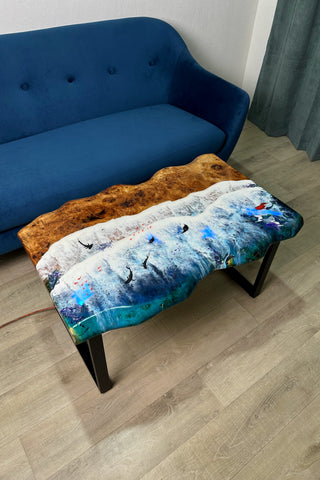 Couchtisch aus Epoxidharz mit leuchtendem Fisch