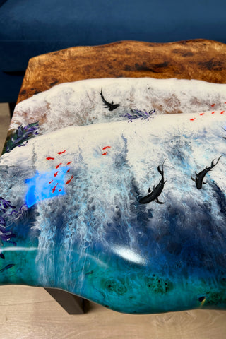 Couchtisch aus Epoxidharz mit leuchtendem Fisch