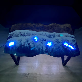 Couchtisch aus Epoxidharz mit leuchtendem Fisch