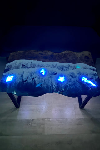 Couchtisch aus Epoxidharz mit leuchtendem Fisch