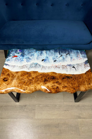 Couchtisch aus Epoxidharz mit leuchtendem Fisch