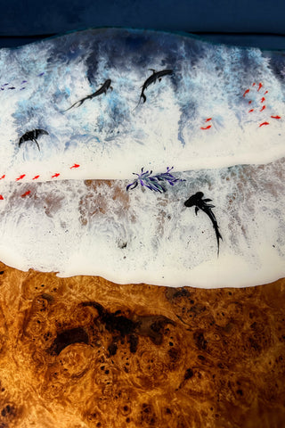 Couchtisch aus Epoxidharz mit leuchtendem Fisch
