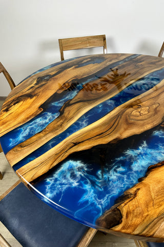 Quadratischer Flusstisch aus Epoxidharz mit 6 Stühlen