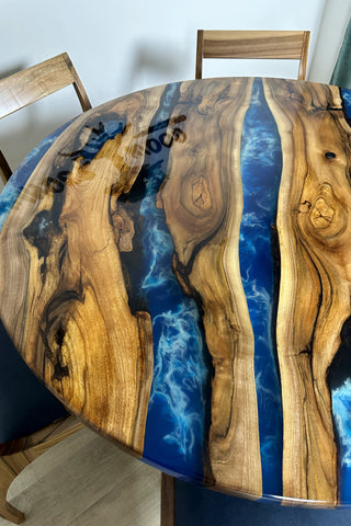 Quadratischer Flusstisch aus Epoxidharz mit 6 Stühlen