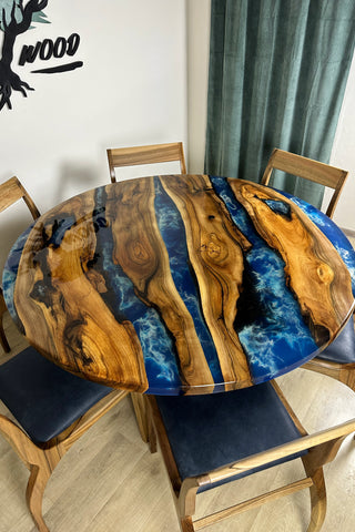 Quadratischer Flusstisch aus Epoxidharz mit 6 Stühlen
