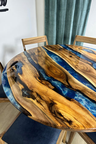 Quadratischer Flusstisch aus Epoxidharz mit 6 Stühlen