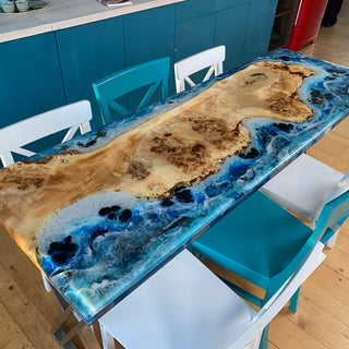 Esstisch aus Epoxidholz mit Fisch
