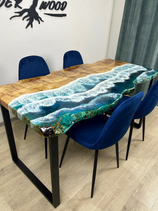 Blauer Esstisch mit Meereskunst