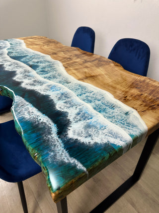 Blauer Esstisch mit Meereskunst