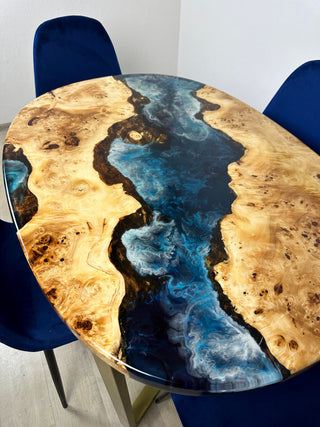 Ovaler Esstisch mit Ocean Epoxy für 4 Sitzplätze