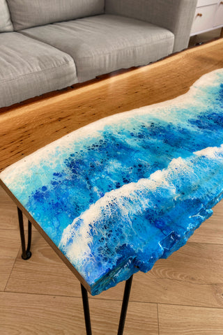 Couchtisch aus Eiche mit Epoxidharz