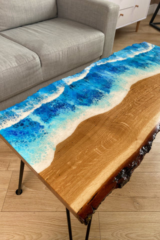 Couchtisch aus Eiche mit Epoxidharz