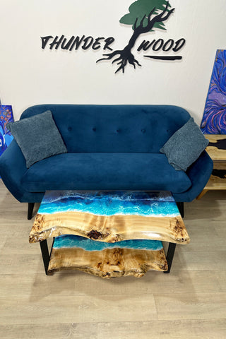 Live Edge Couchtisch mit Regal und Ozean