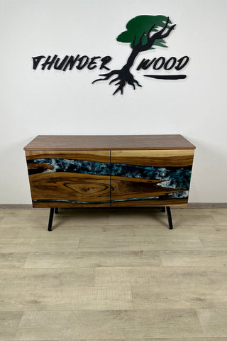 Maßgeschneiderte River Credenza aus Walnussholz und Epoxidharz