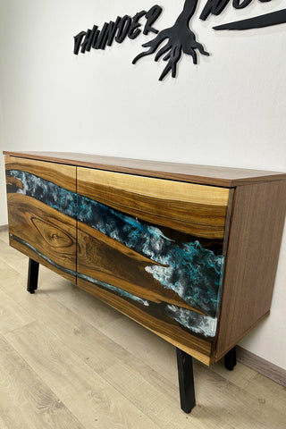 Maßgeschneiderte River Credenza aus Walnussholz und Epoxidharz