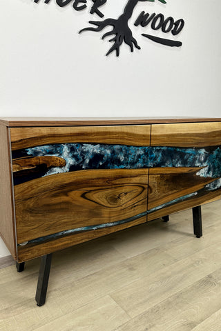 Maßgeschneiderte River Credenza aus Walnussholz und Epoxidharz