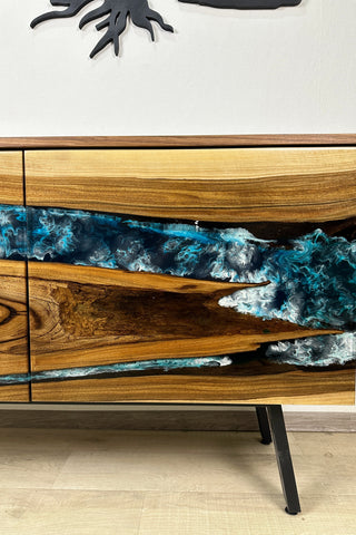 Maßgeschneiderte River Credenza aus Walnussholz und Epoxidharz