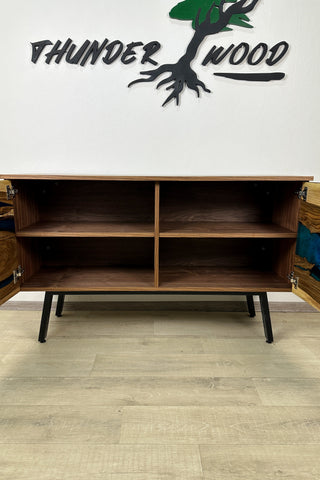 Maßgeschneiderte River Credenza aus Walnussholz und Epoxidharz