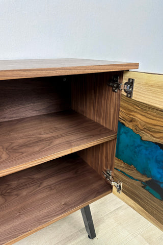Maßgeschneiderte River Credenza aus Walnussholz und Epoxidharz