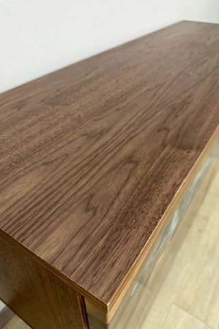 Maßgeschneiderte River Credenza aus Walnussholz und Epoxidharz