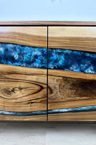 Maßgeschneiderte River Credenza aus Walnussholz und Epoxidharz