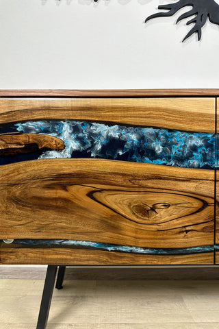 Maßgeschneiderte River Credenza aus Walnussholz und Epoxidharz