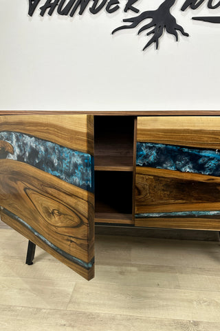 Maßgeschneiderte River Credenza aus Walnussholz und Epoxidharz