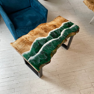 Live-Edge-Tisch mit grünem Epoxidharz
