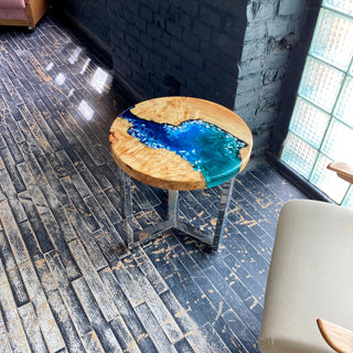 Runder Couchtisch aus Holz und Epoxidharz