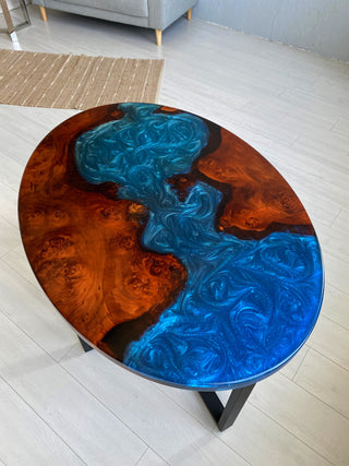 Ovaler Esstisch aus Epoxidharz