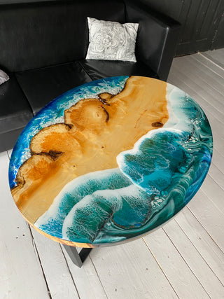 Ovaler Esstisch aus Epoxidholz