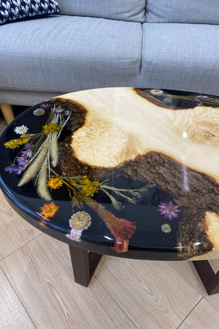 Couchtisch aus Ahorn-Epoxidholz