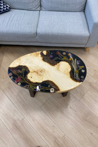 Couchtisch aus Ahorn-Epoxidholz