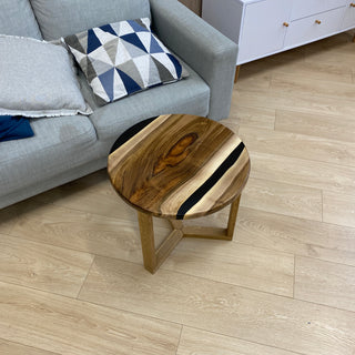 Live Edge Couchtisch aus Walnussharz
