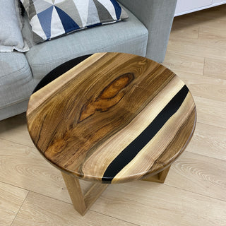Live Edge Couchtisch aus Walnussharz