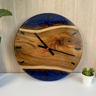 Wanduhr aus Holz und blauem Resin