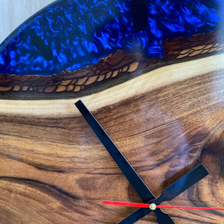 Wanduhr aus Holz und blauem Resin