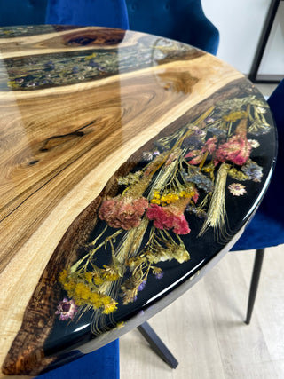 Runder Esstisch mit gepressten Blumen