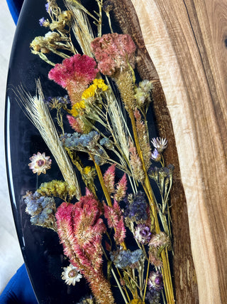 Runder Esstisch mit gepressten Blumen
