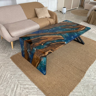 Couchtisch aus Holz und Epoxidharz „Waterfall“