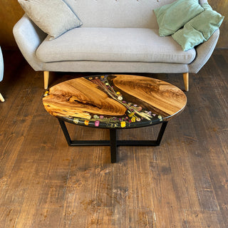 Ovaler Couchtisch mit Epoxidharz