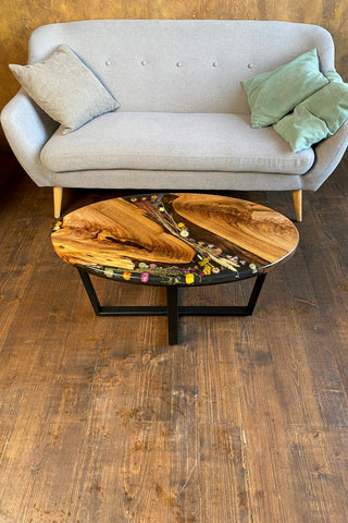 Ovaler Couchtisch mit Epoxidharz