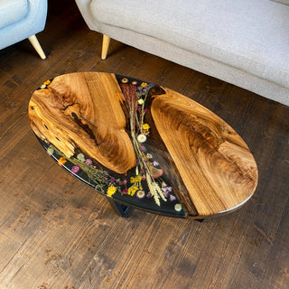 Ovaler Couchtisch mit Epoxidharz