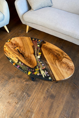 Ovaler Couchtisch mit Epoxidharz