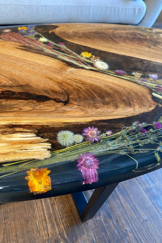 Ovaler Couchtisch mit Epoxidharz